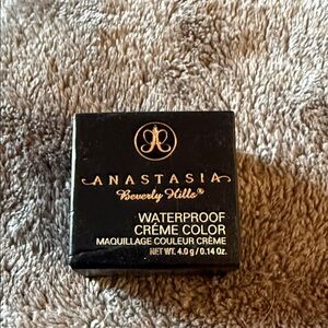 Anastasia Beverly Hills Crème Color in Black